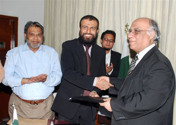 Mr. Mohammad Raza, Head of Marketing & Consumer Banking - Meezan Bank and Dr. Muhammad Qaiser Khan, Vice Chancellor - Karachi University, at the MOU signing ceremony between Meezan Bank and Karachi University to provide Meezan Laptop Ease for Dell Laptops to teachers and students of Karachi University.