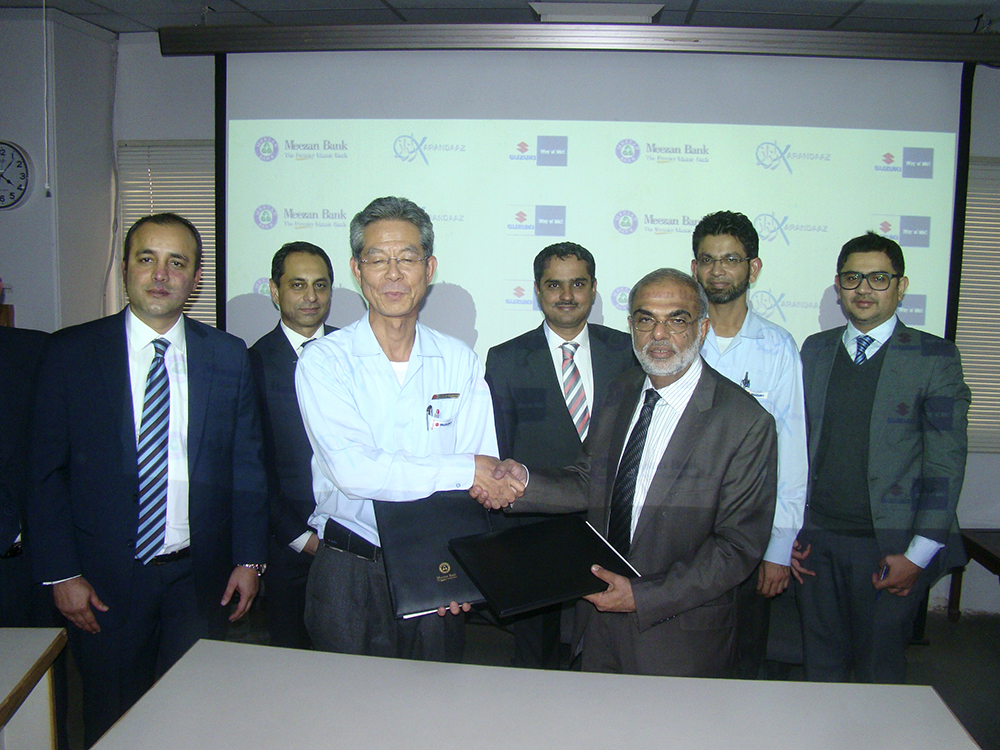 Mr. Hirofumi Nagao, Managing Director Pak Suzuki Motor and Mr. Irfan Siddiqui, President & CEO Meezan Bank at the signing ceremony, along with their teams. 