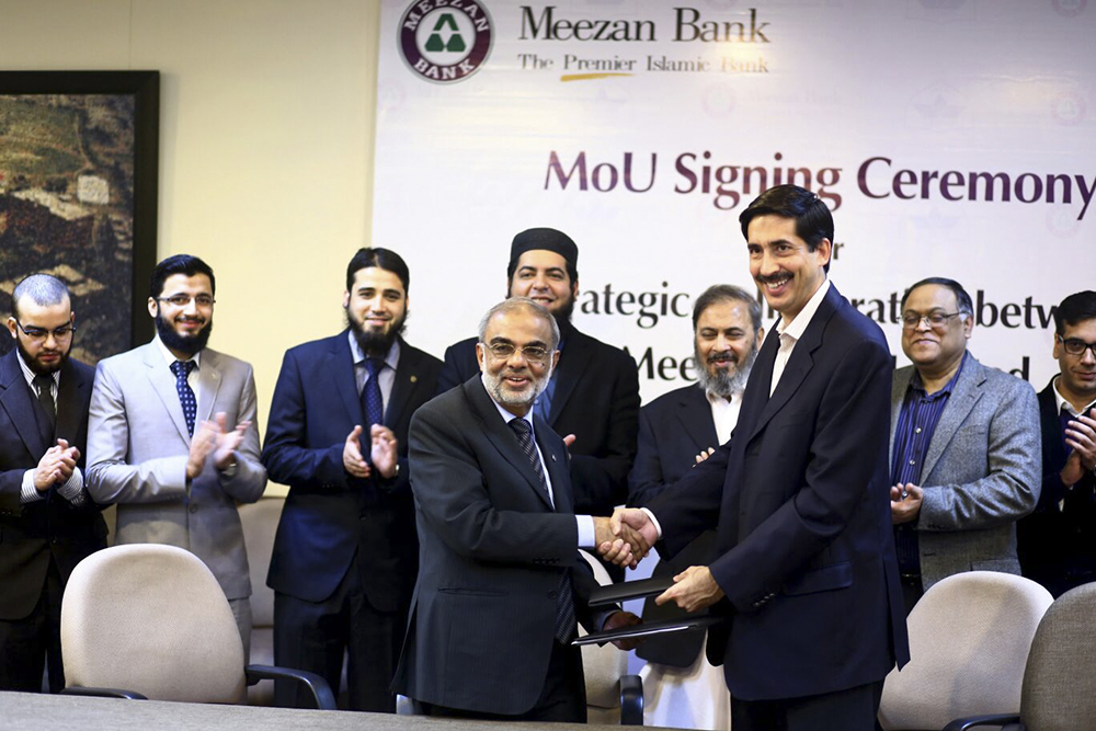  Mr. Irfan Siddiqui, President & CEO Meezan Bank and Dr. Sohail Naqvi, Vice Chancellor LUMS at the signing ceremony.