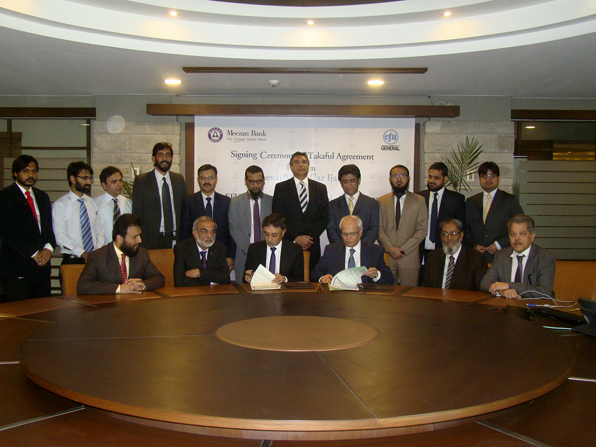 Mr. Irfan Siddiqui, President & CEO Meezan Bank, Mr. Ariful Islam, Deputy CEO Meezan Bank and Mr. Hasan Ali Abdullah, Managing Director, EFU General Insurance Limited Window Takaful Operations along with their teams at the signing ceremony.