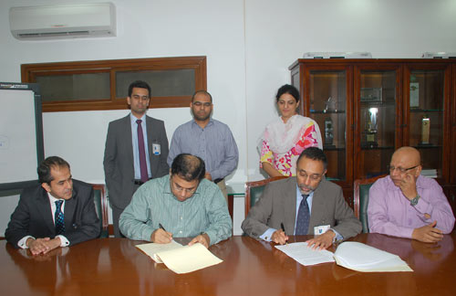 Mr. Yousuf Husain Mirza (Chief Executive – Linde Pakistan) and Mr. Ariful Islam (COO – Meezan Bank) sign the Diminishing Musharakah Agreement at the Linde Pakistan Head Office, Karachi. Also seen in the picture are Mr. Syed Tariq Hassan (Corporate Head - South - Meezan Bank) and Mr. Ashraf Bawany (Deputy Manager Director - Linde Pakistan) along with staff members of both companies.